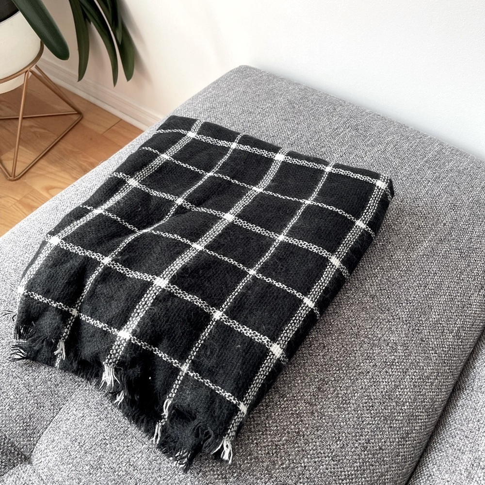 4/$20 🧡 Black and white checker scarf